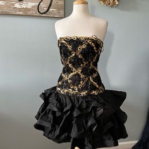 80s prom dress is perfect condition! Size 4